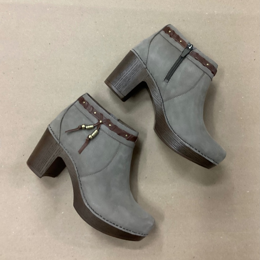 Dansko Dabney Taupe Nubuck Boots Size 9/ 39